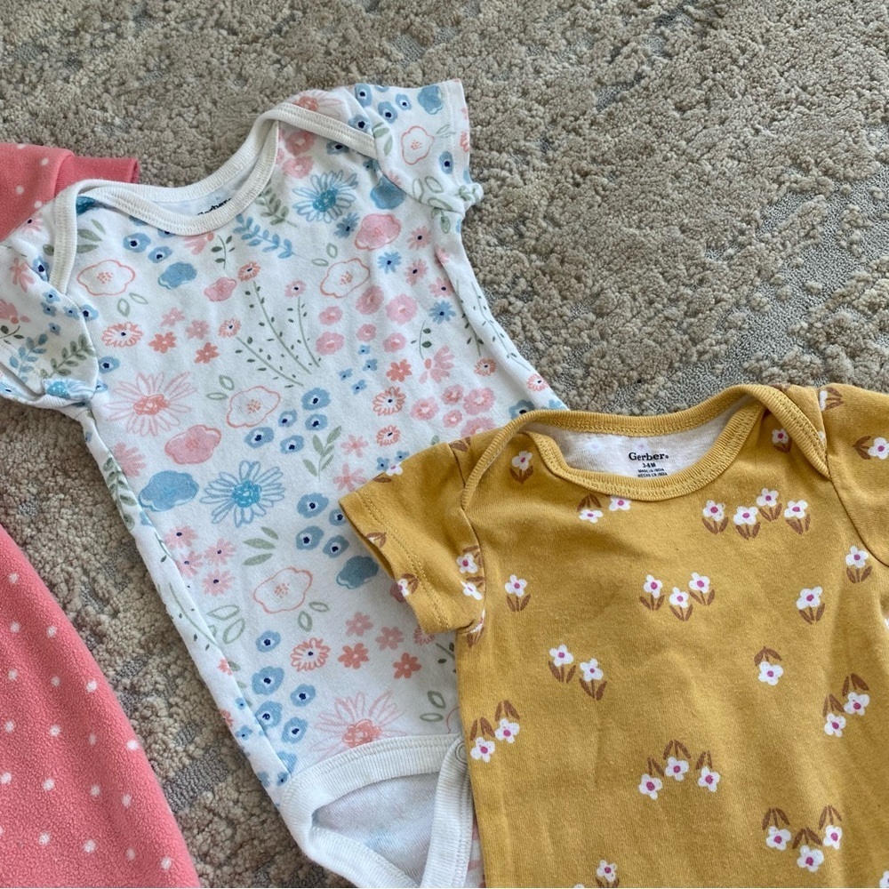 Gerber/Honest Baby/Carter’s 3-6 months Baby Girl Bundle of Onesies Footsie - Picture 4 of 9